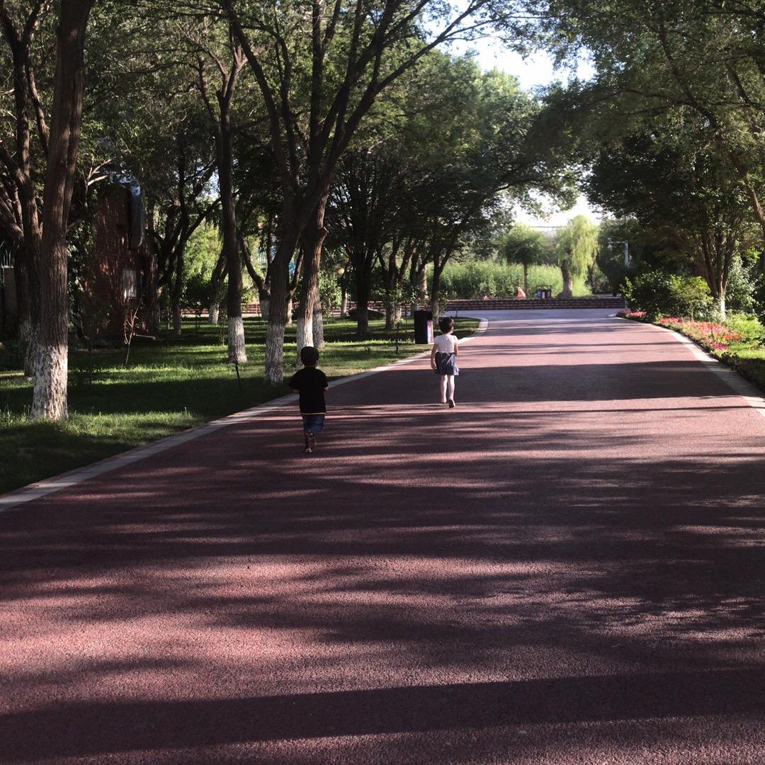 艾苏依休闲服装店