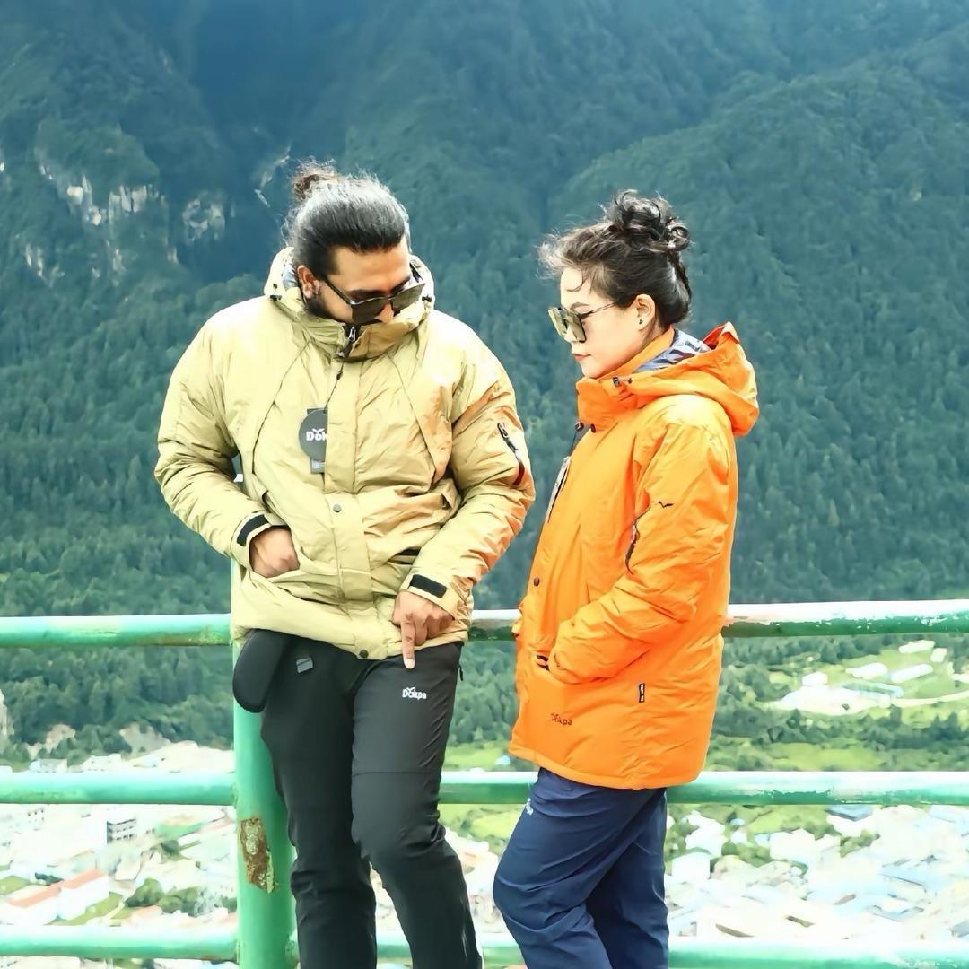 卓巴羽绒服定日分店