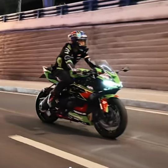 骑着踏板追仿赛