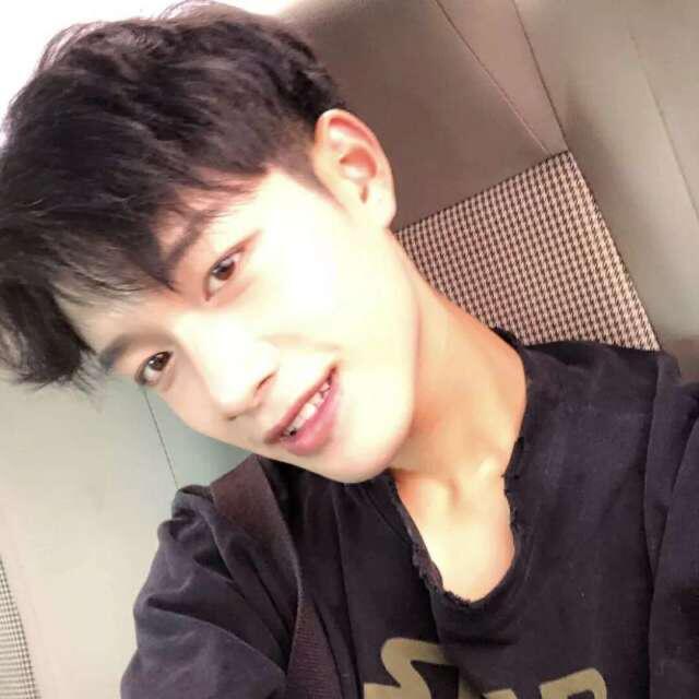 小韩在机舱.