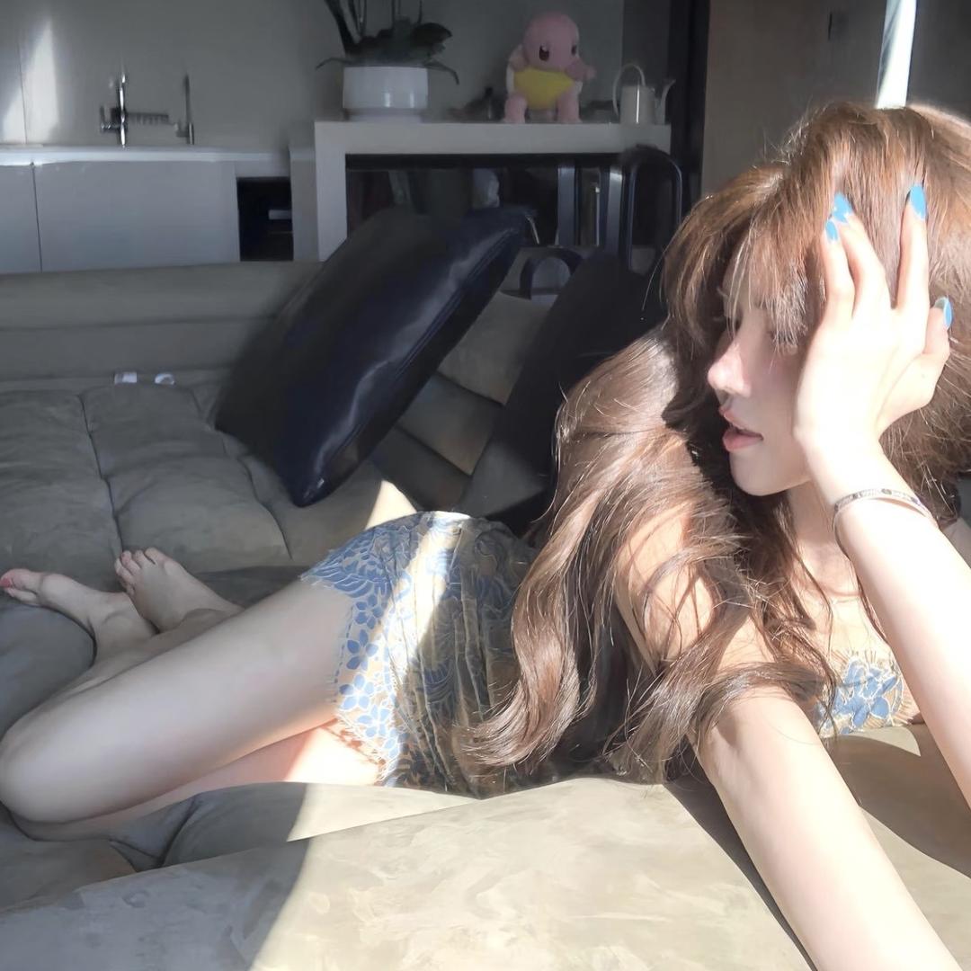 W；