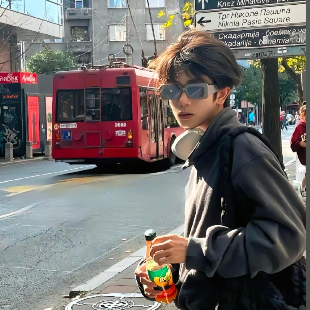 偷了霸总蕾丝内裤套头上狂奔的那个雨夜