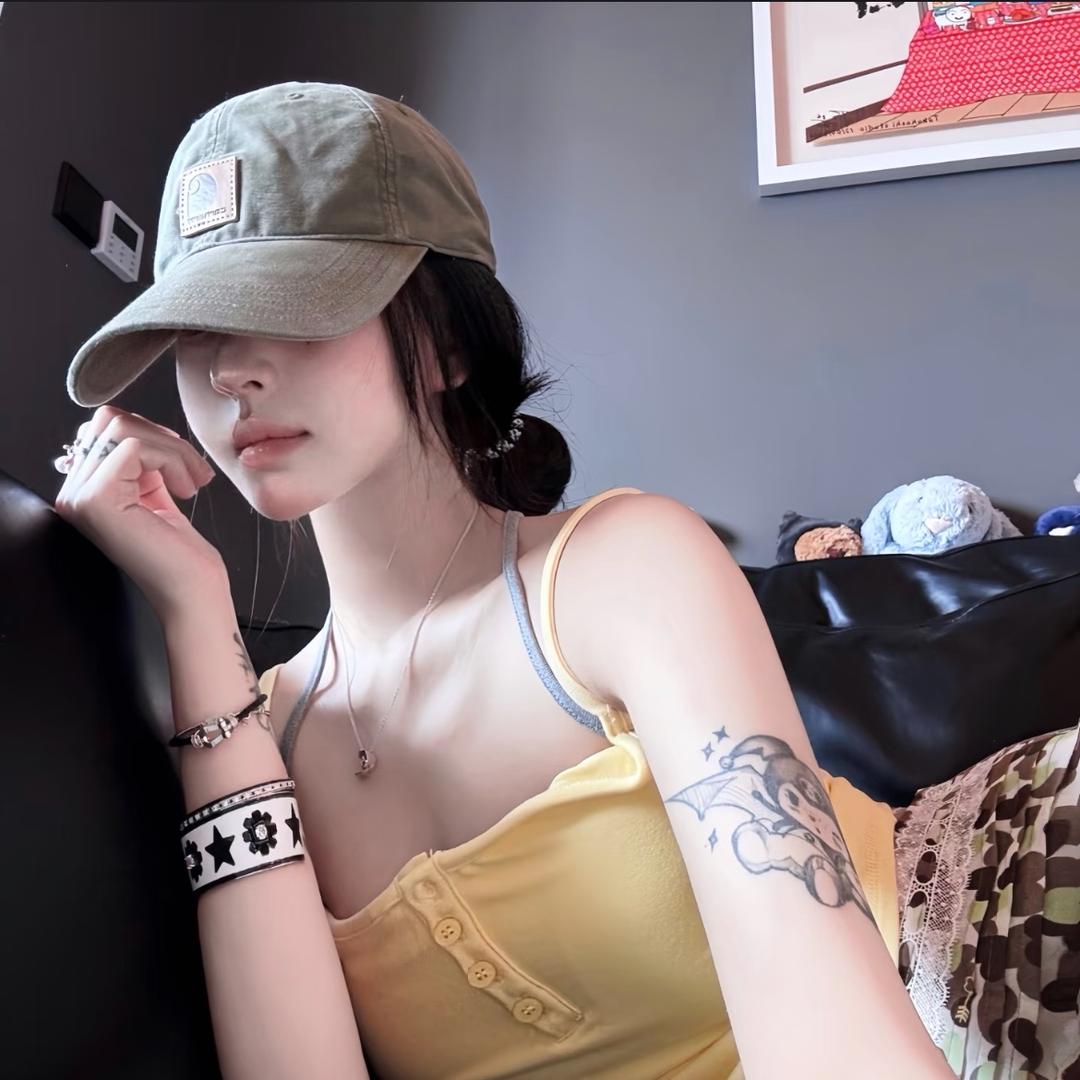 梁柚柚.