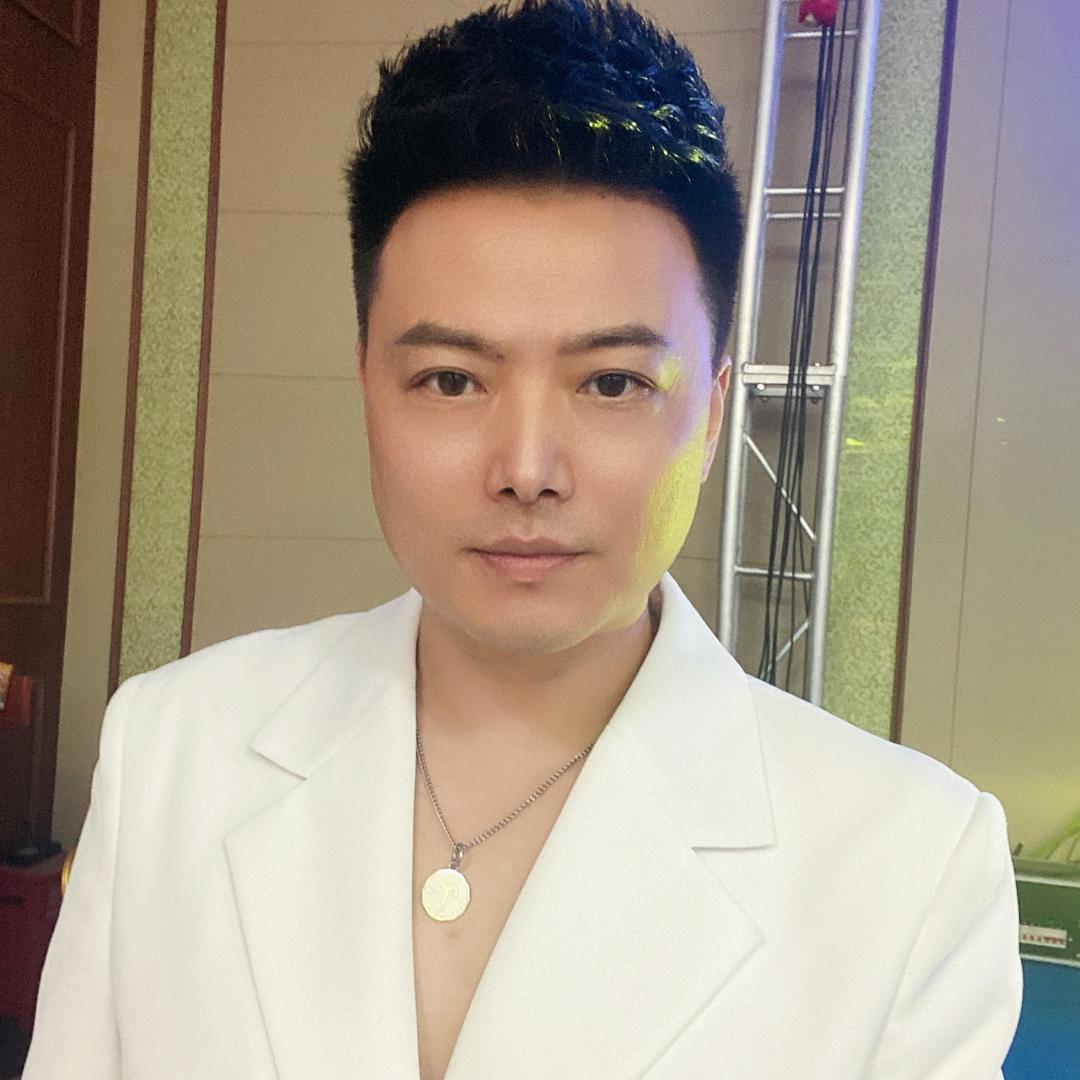 主持人翟乐