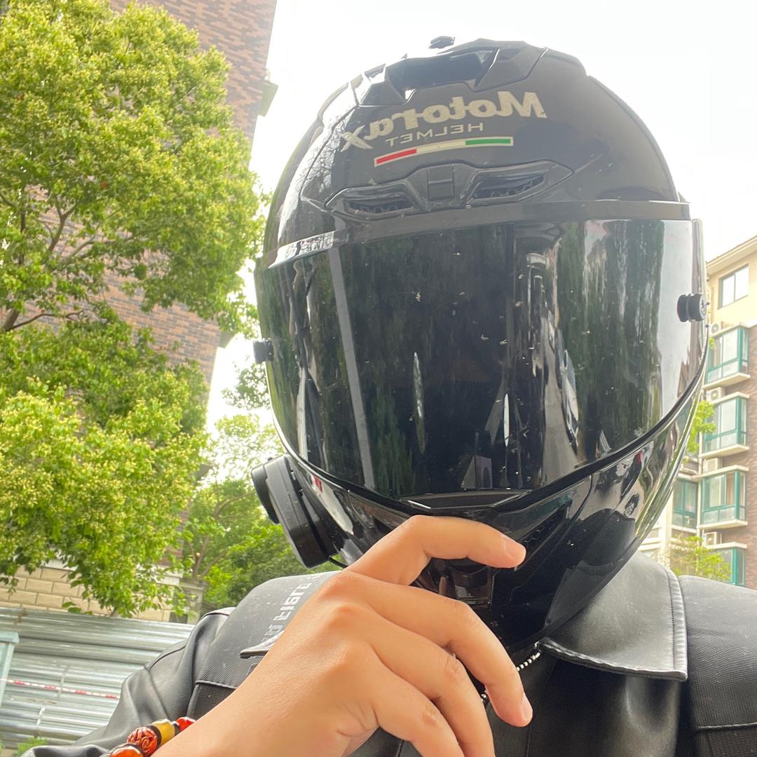 一只小杨羔。