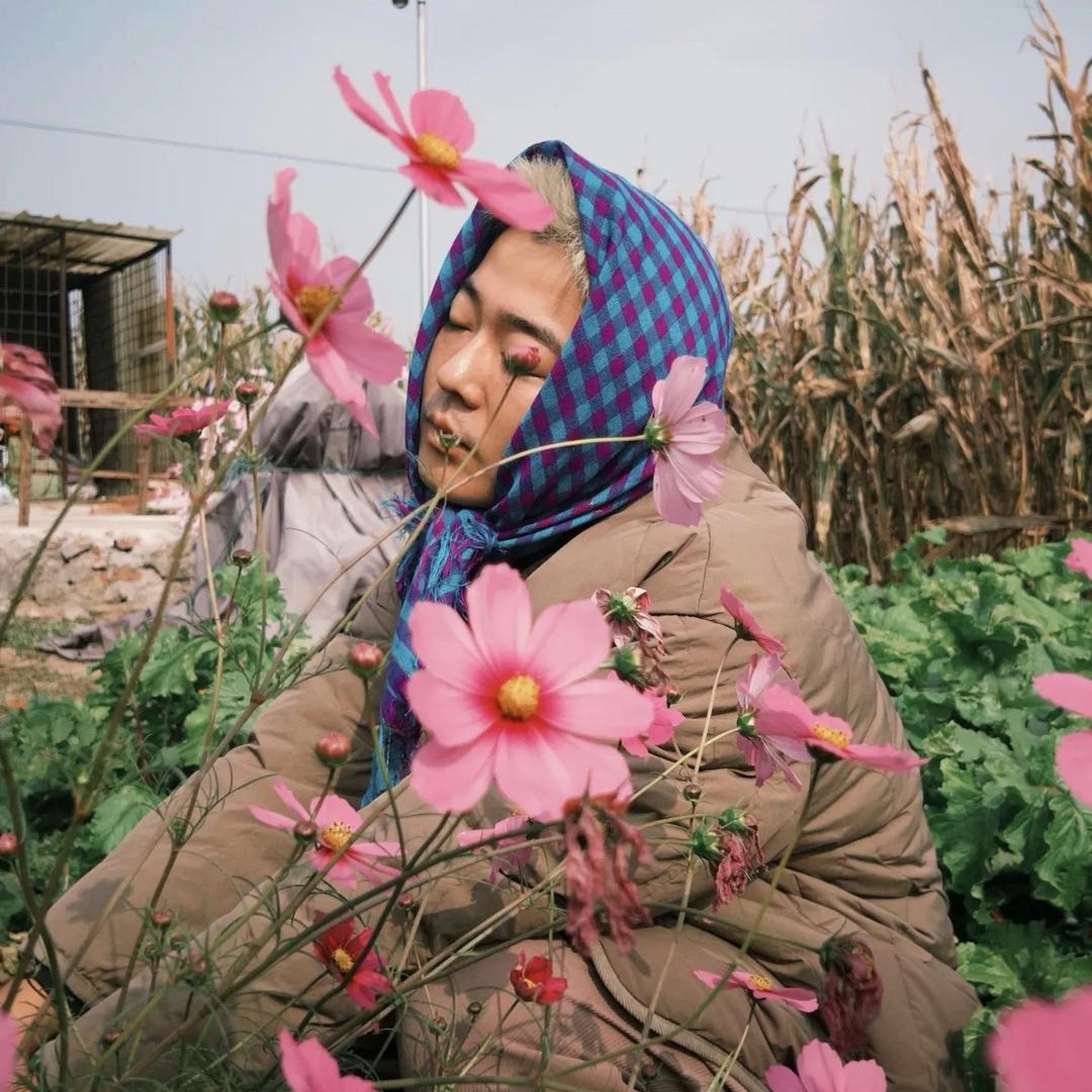 给无臂老人背后撒痒痒粉