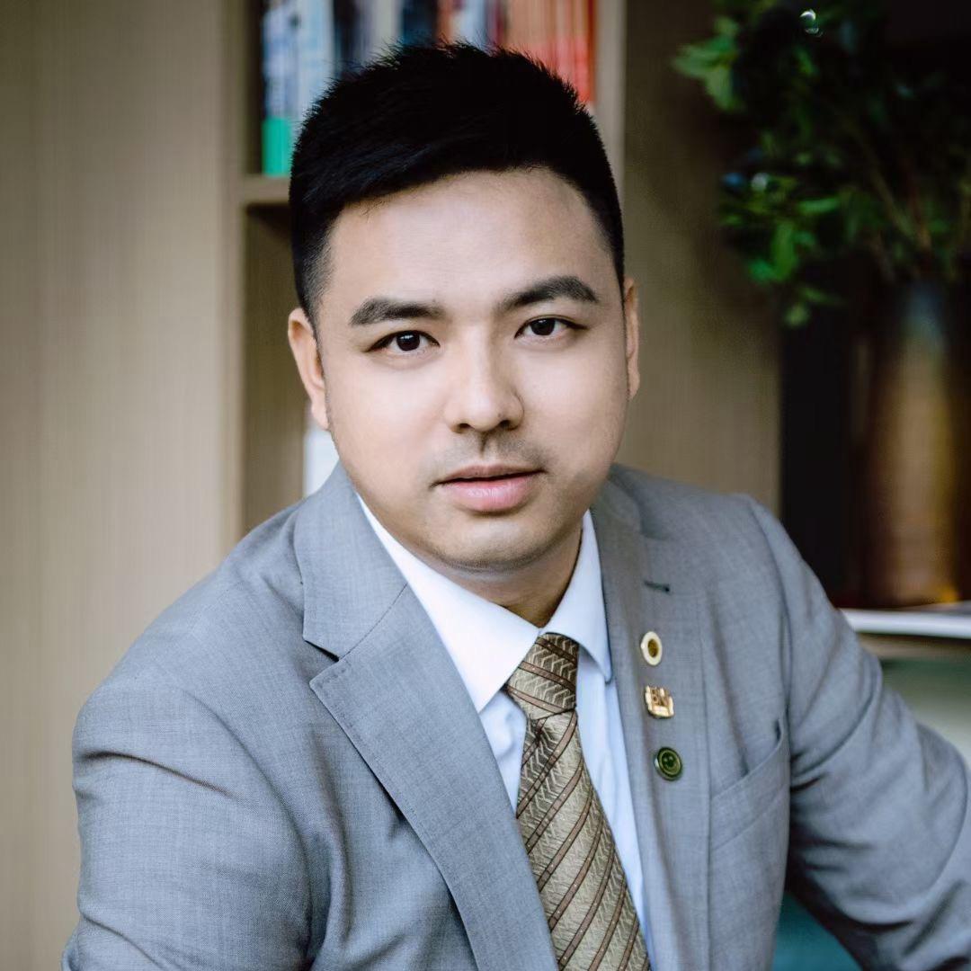 高尔夫梁毅