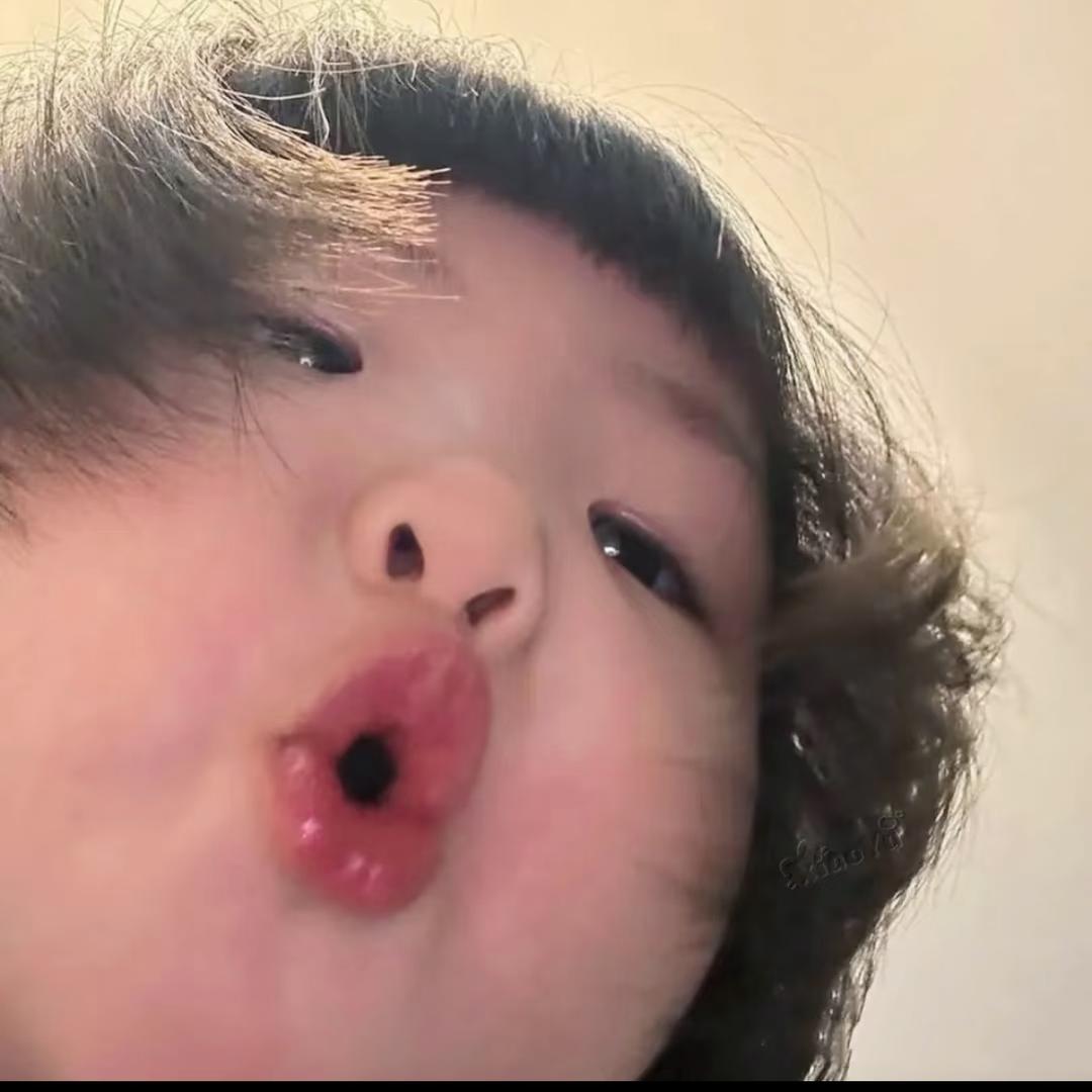 欣.