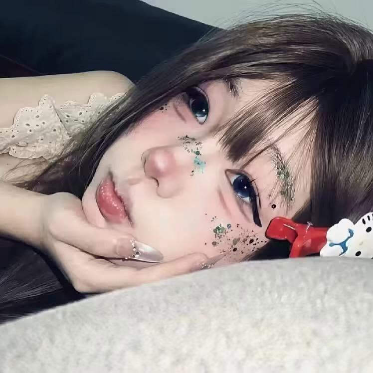 彩彩.