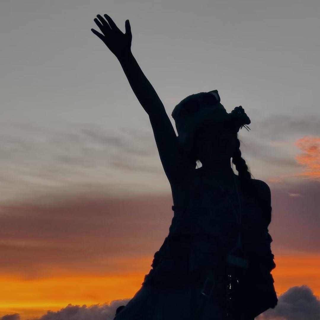 ζ光着脚丫在树上唱歌