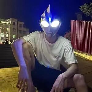 乌黑的发尾盘成一个圈