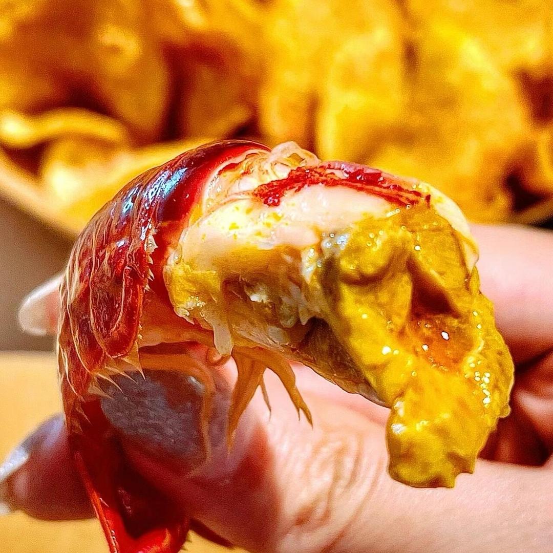 卖女孩的小龙虾。