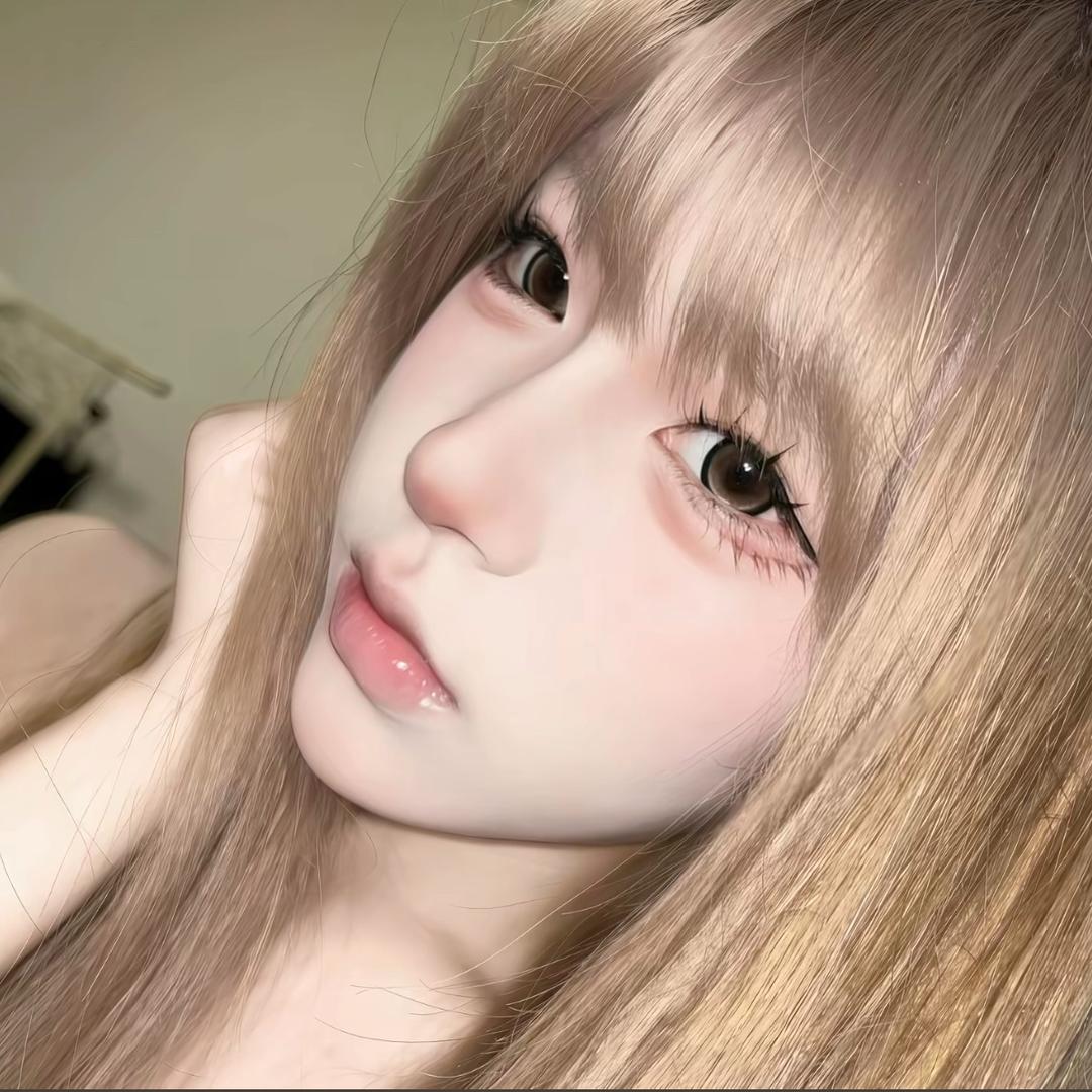 >_<