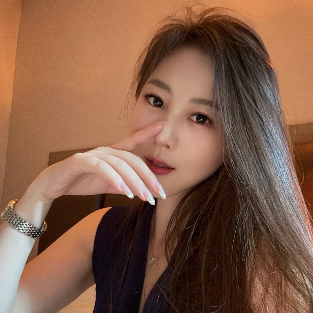 A   秀妮  👑