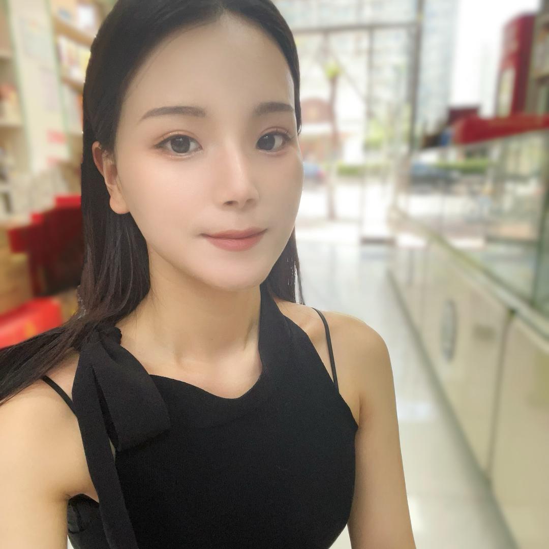 是莉莉呀