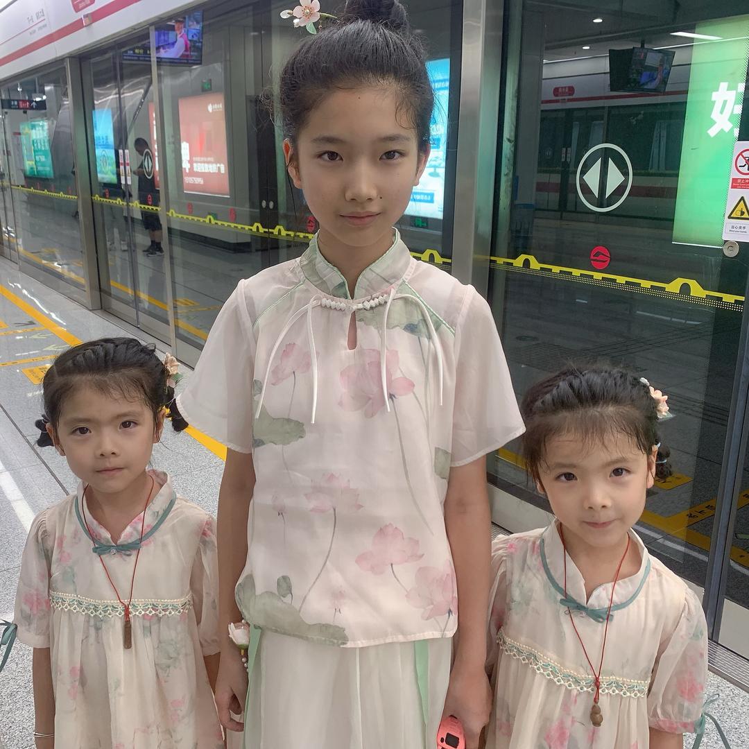 畲族三个长头发麻麻