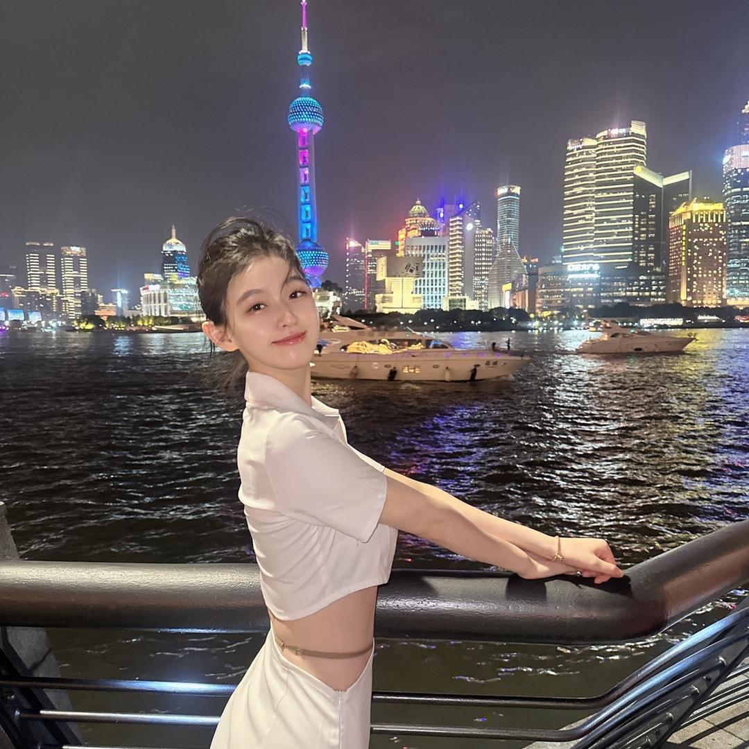 谢闻轩。