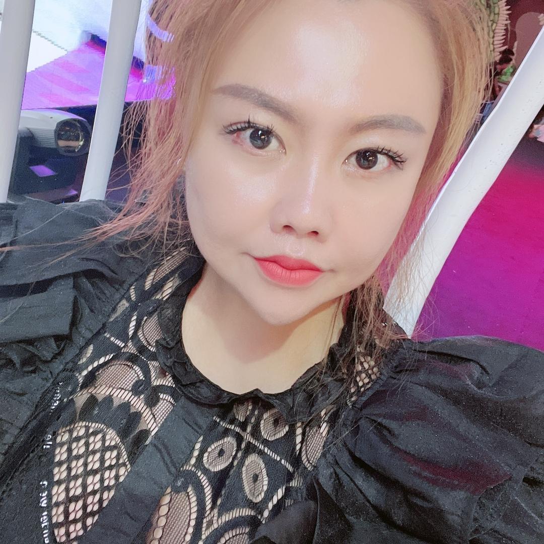 卖猪肉的小姐姐😙