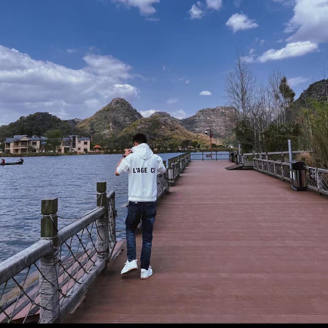 浅笑安然。
