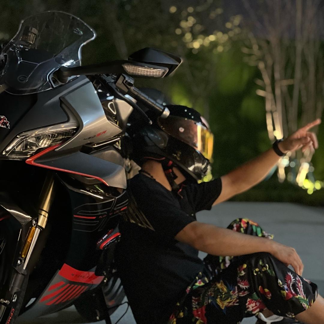 放烟火的小男孩