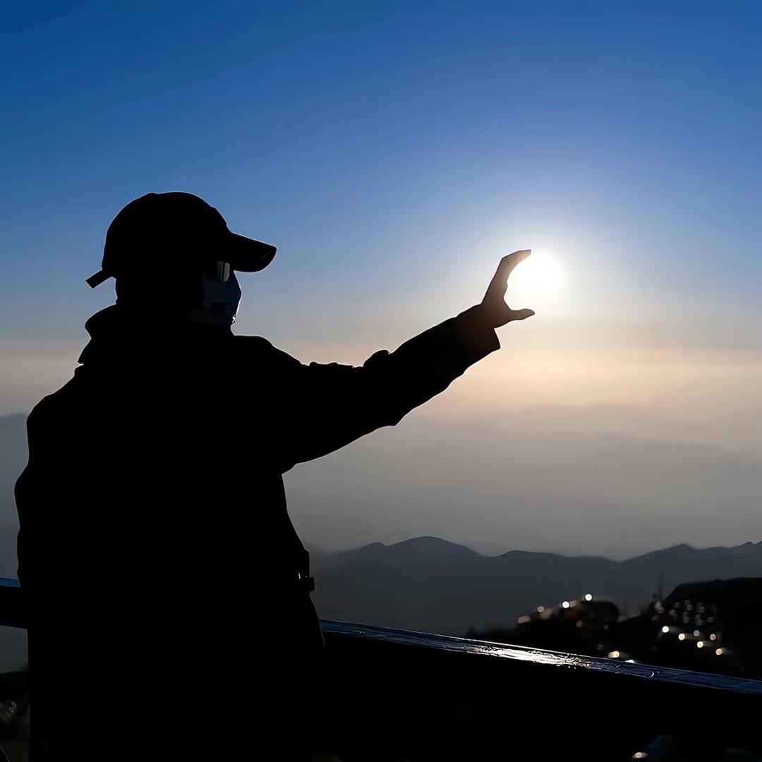 上班总摸@余先生