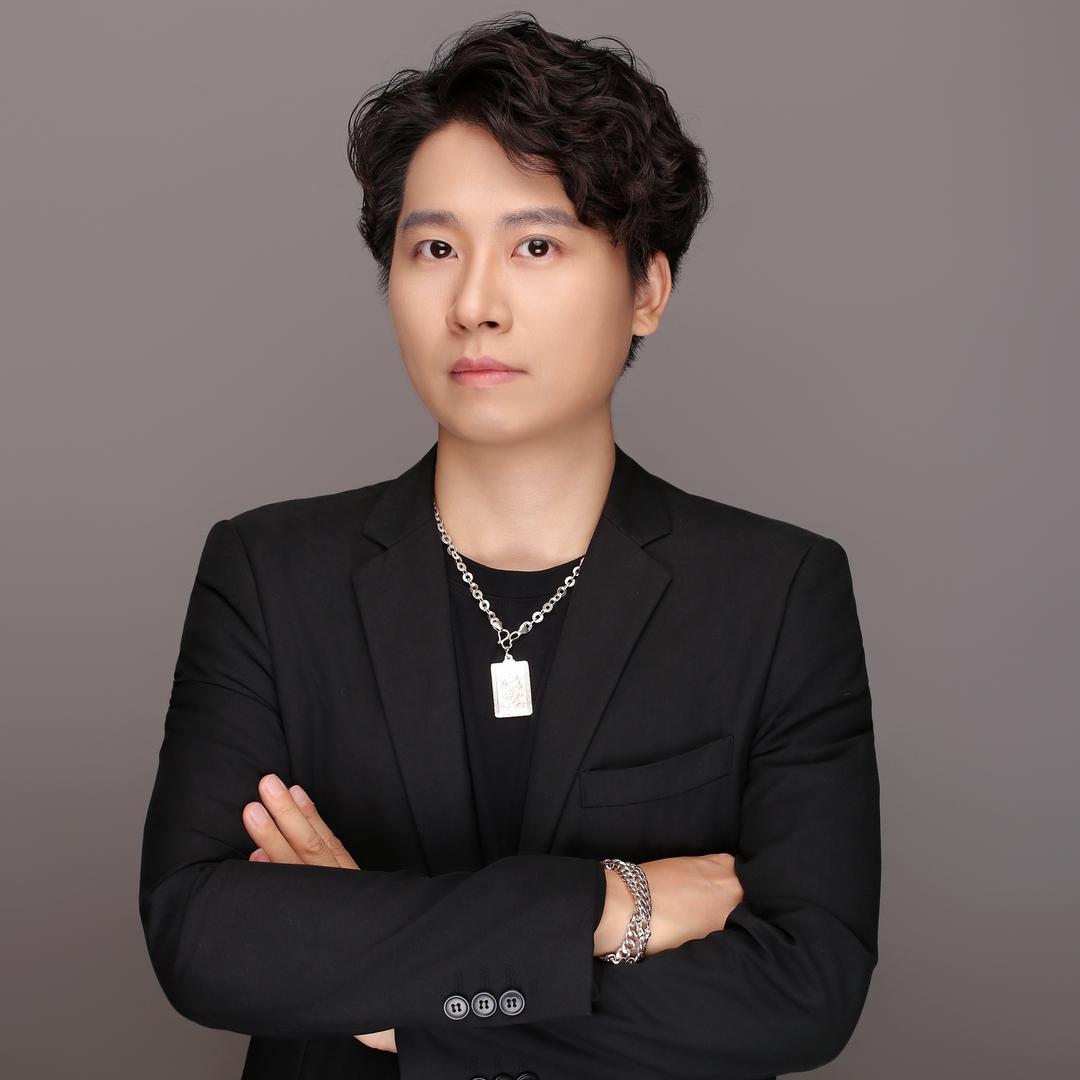 周彬烫发染发设计专家