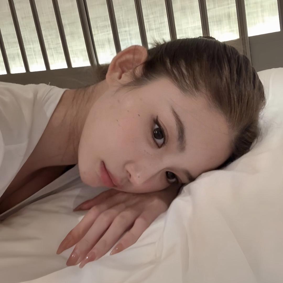 装忧郁被狗追
