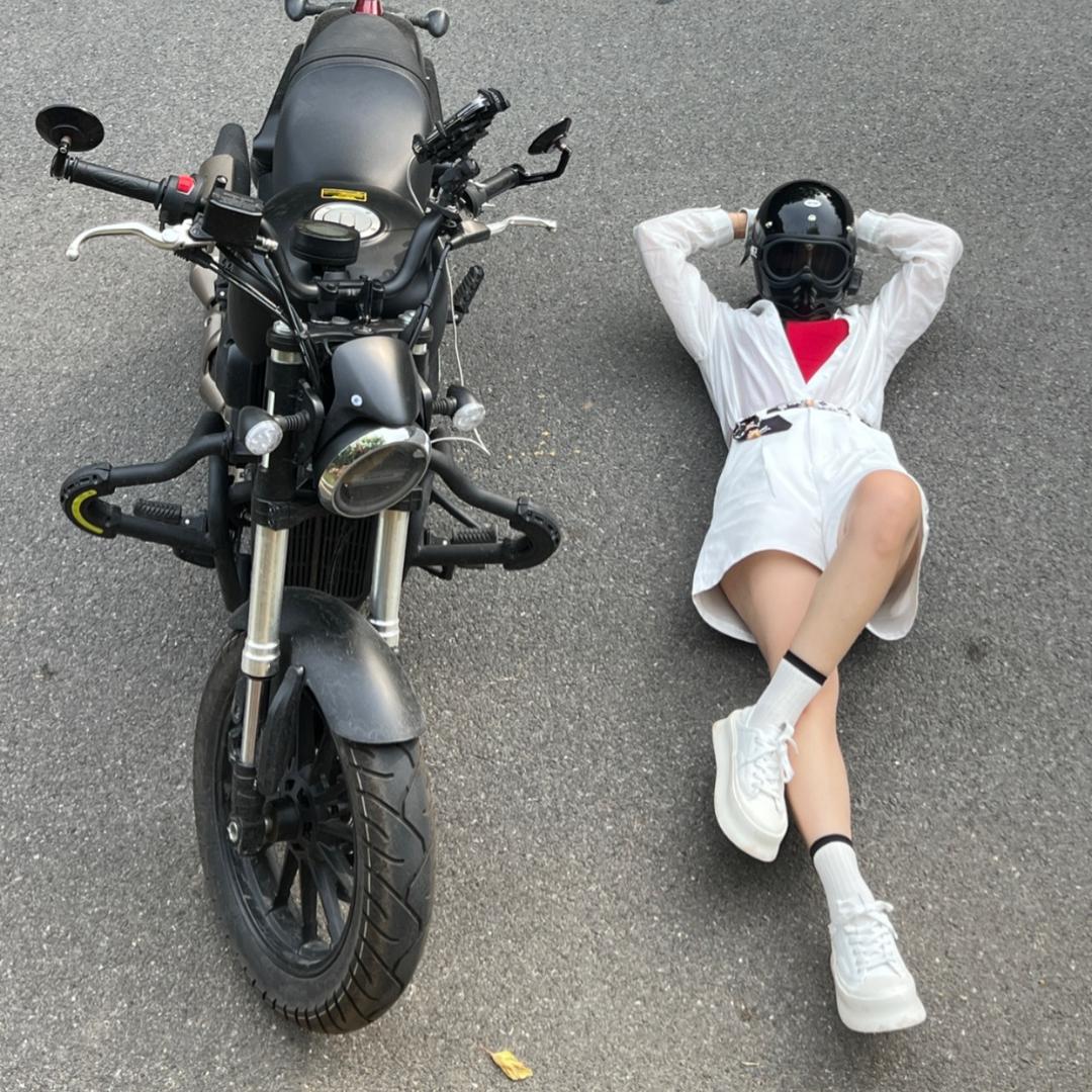 @.     🖤