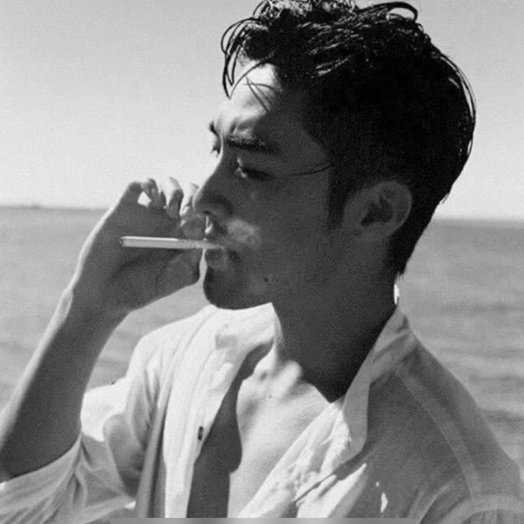 你三舅姥爷突然站起来说.