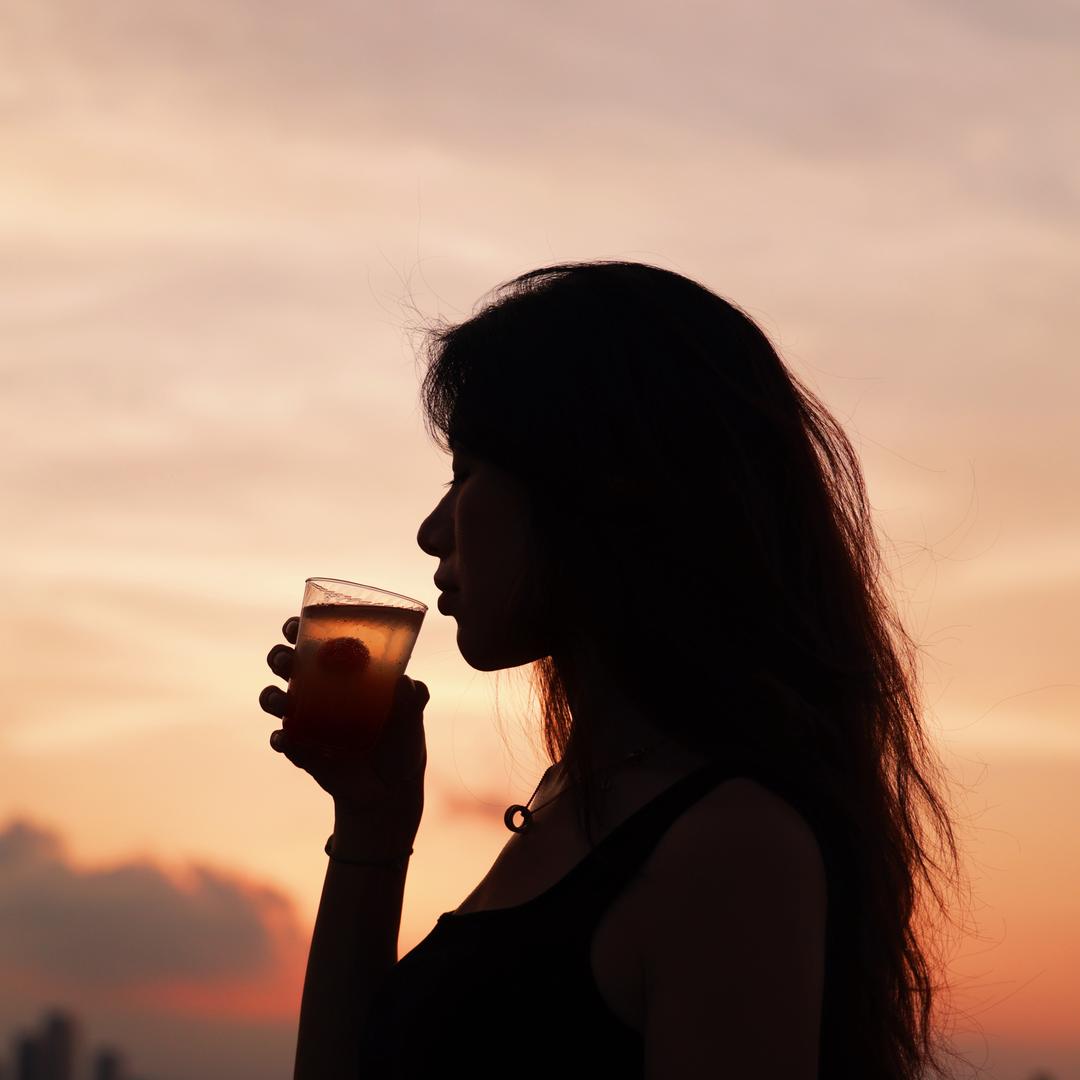 单昭茹敬你一杯酒