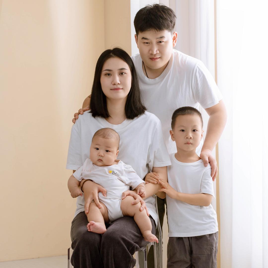 两个皮夹克的妈妈