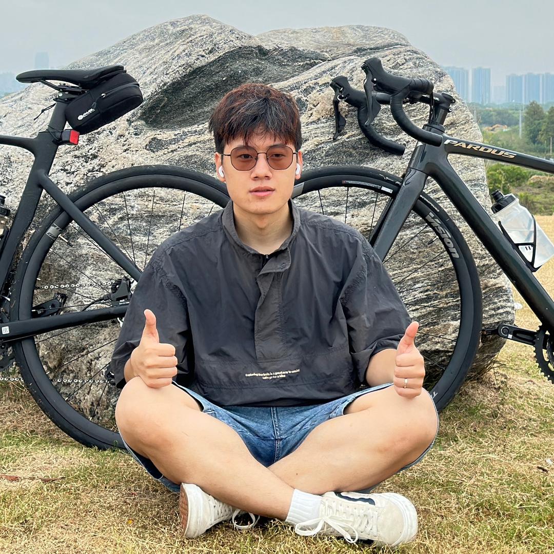 十六块腹肌的小朱