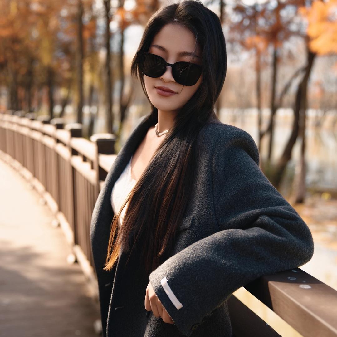 出售野生菌的小姐姐