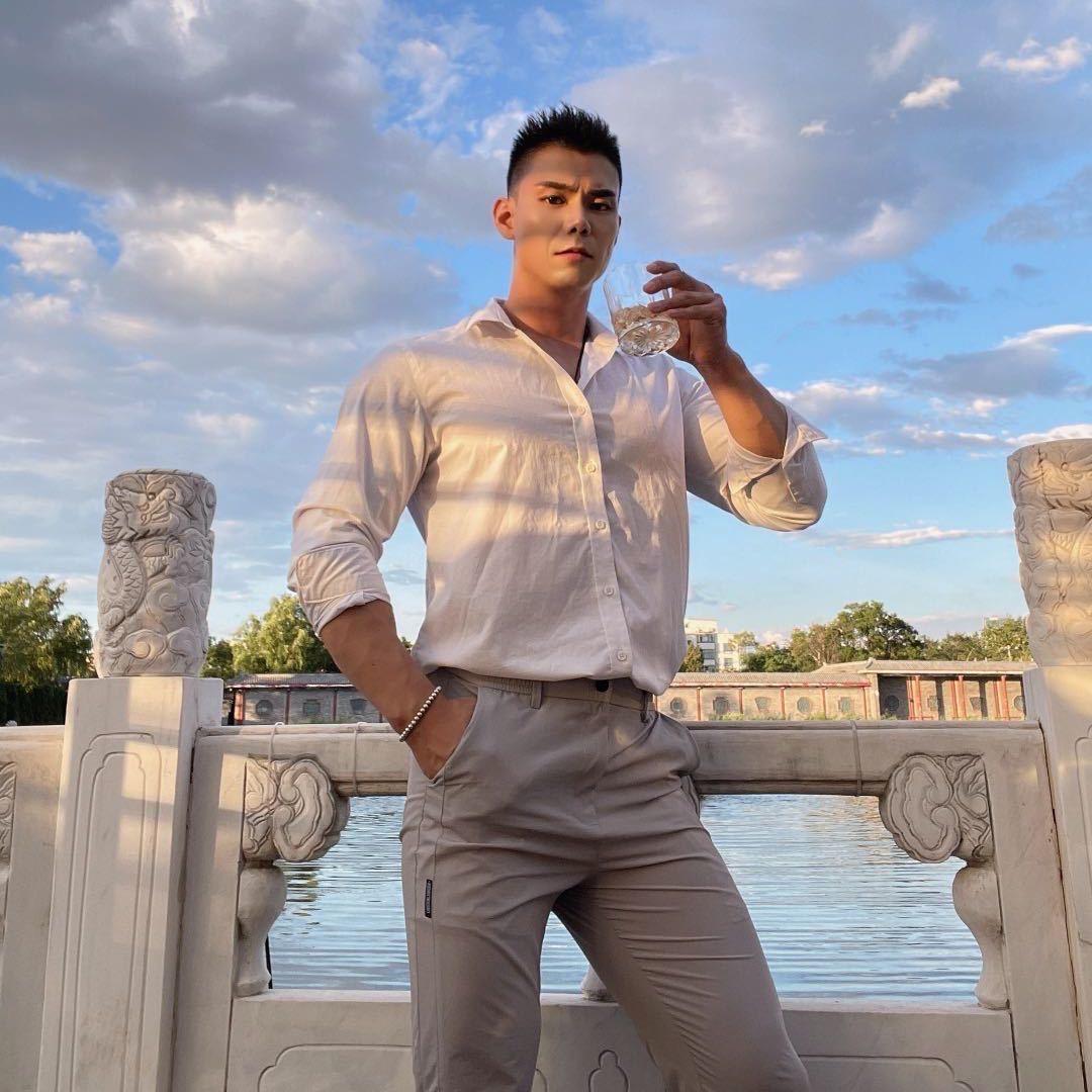 呦~铁男