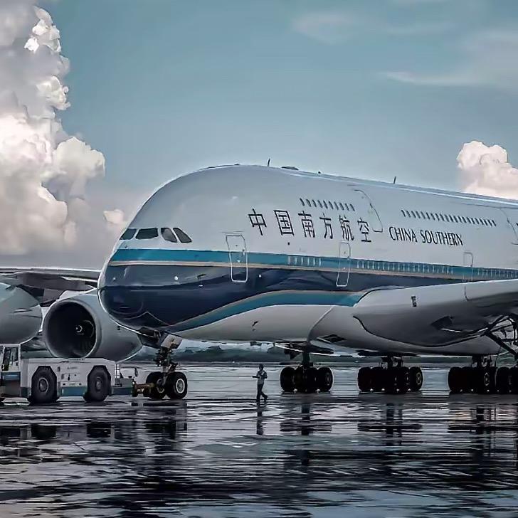 一架从机场起飞的空客A380（反飞马）