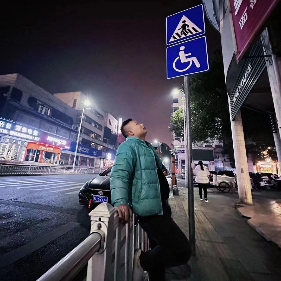 爱笑的小伍