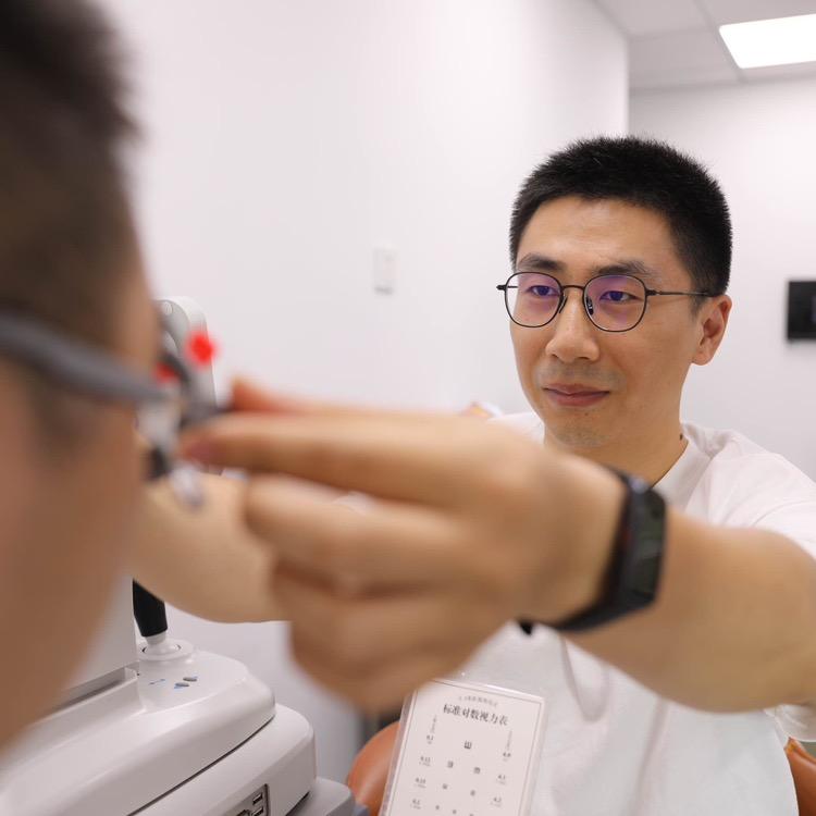 武汉悉目眼镜少儿验光师一心