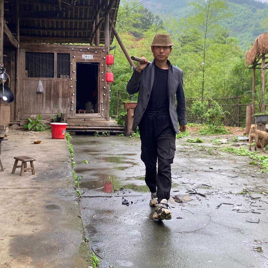独居深山华哥