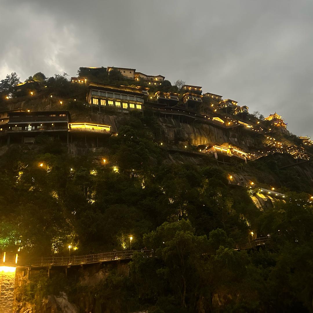 风飘飘而吹衣……