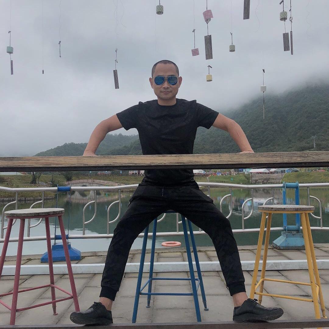 金蟾蜍装饰黑哥