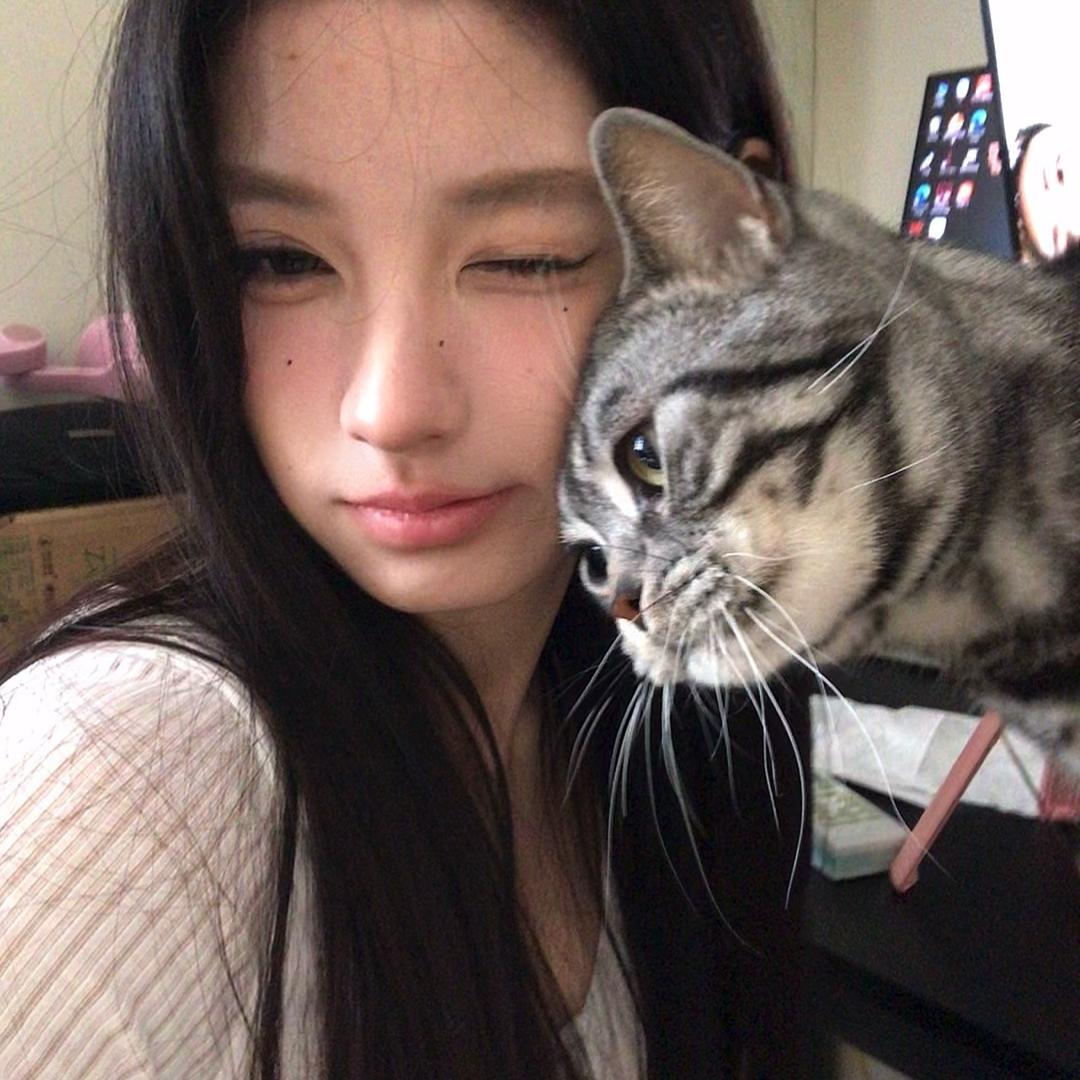 赫一.