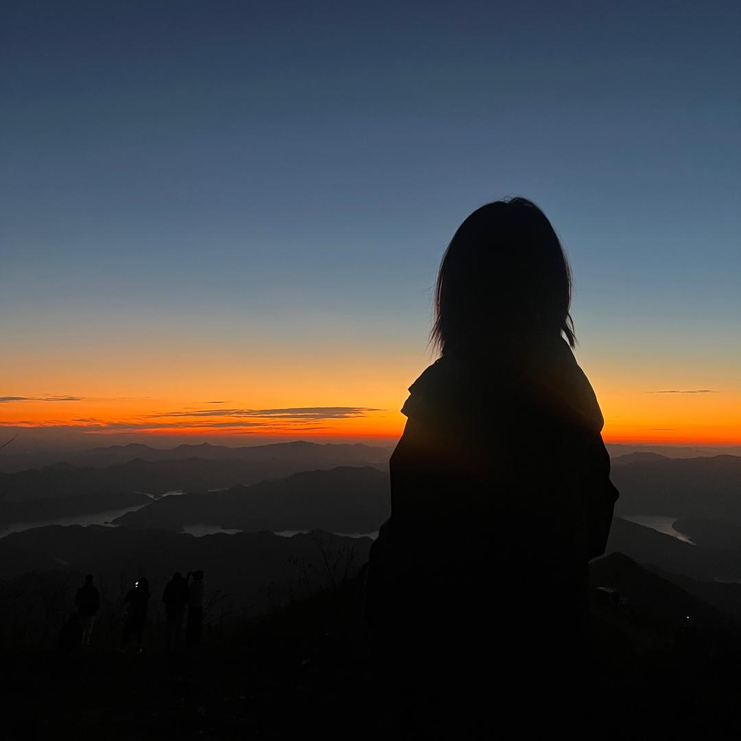 骑自行车的美术老师