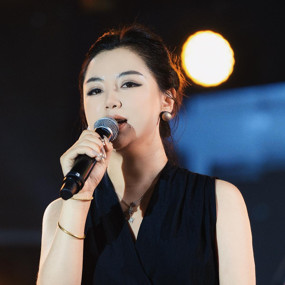 小娜娜🎤唱歌主播《难卜的卦》