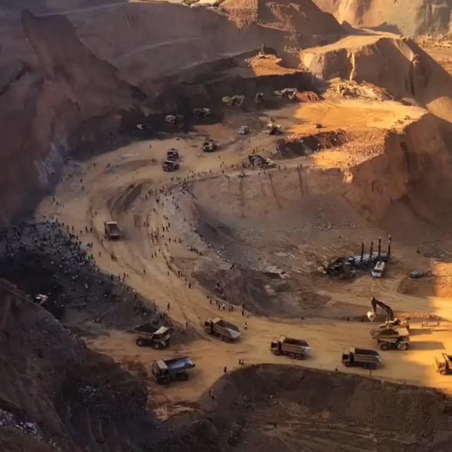 坑坑哇哇的