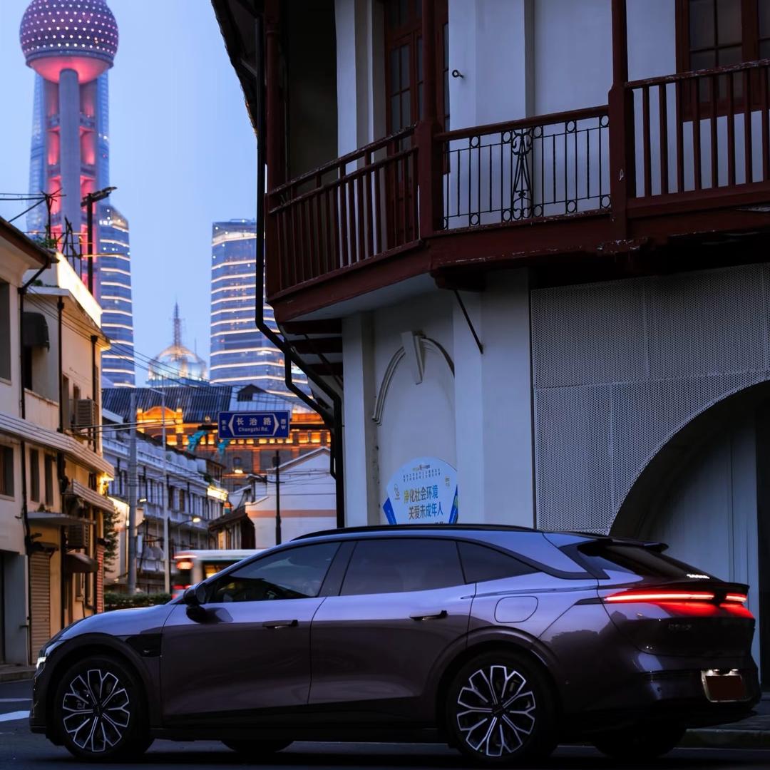 鸿崛汽车-主播佳姐