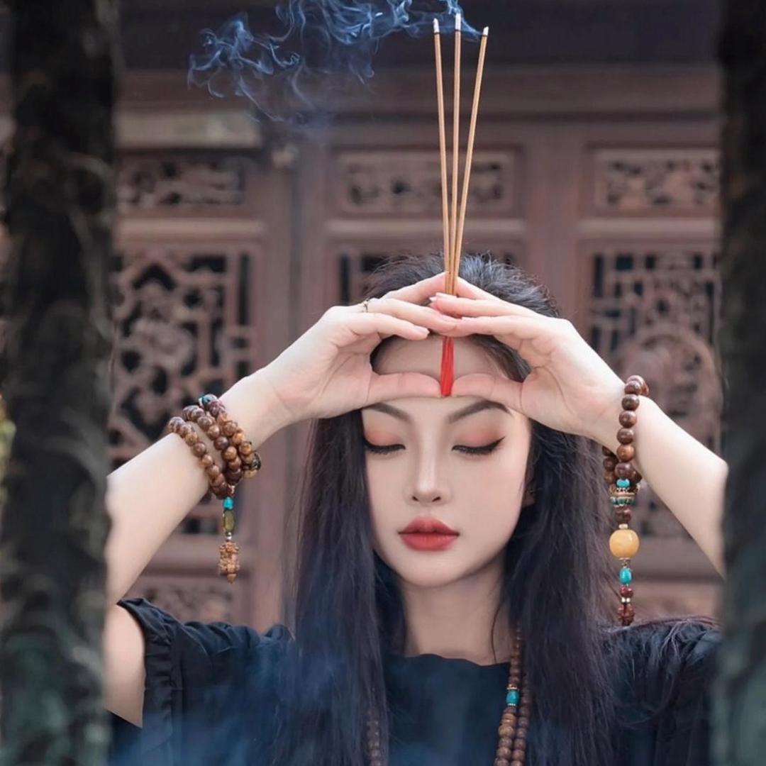 張小姐🉐「冷溫柔」