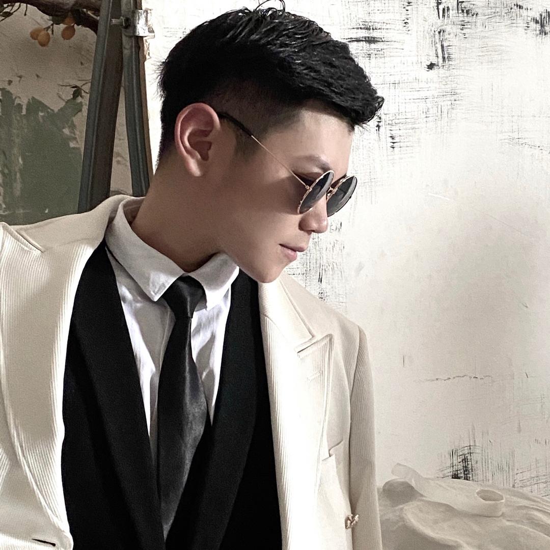 一个玩胶的主持人