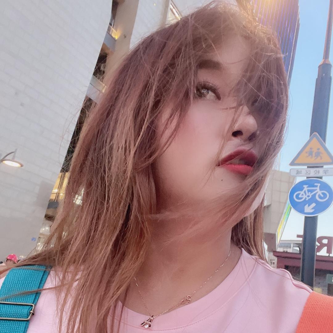 安琴简单一点。