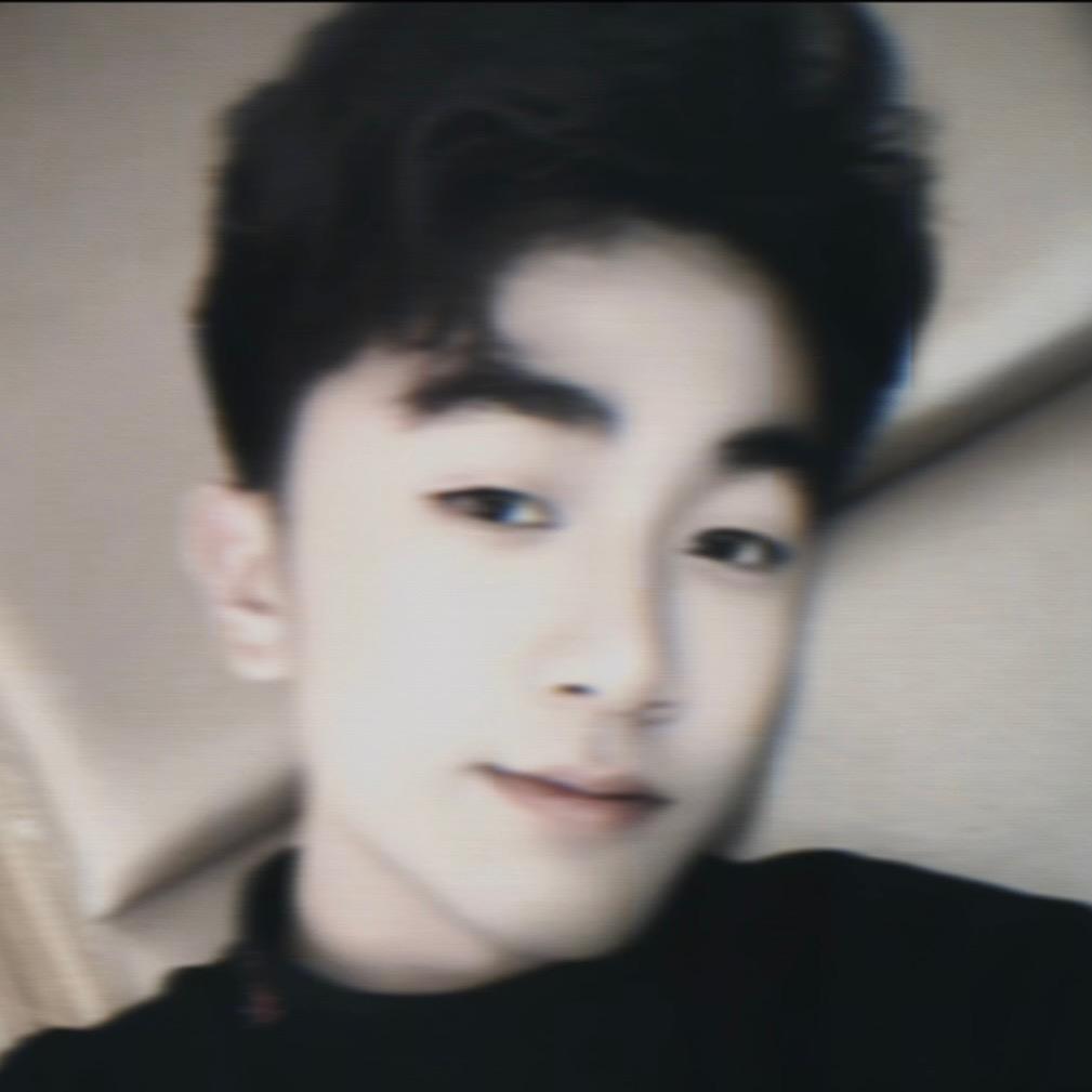 不是山谷，