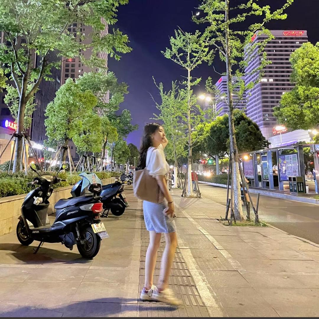小E